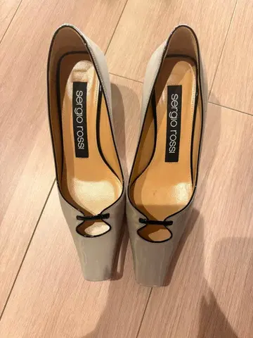 세르지오 로시 그레이 오픈토 하이힐