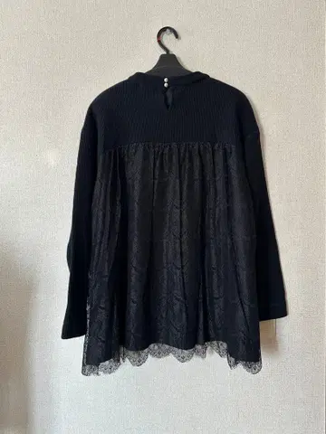 로즈 티아라 42 레이스 포함 블랙 긴팔 니트탑