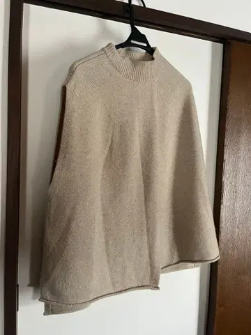 HAU 베이지 하이넥 니트 베스트