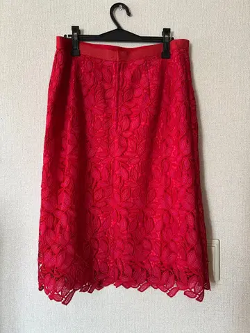 로즈 티아라 46 빨간색 레이스 타이트 스커트 빨간 잎 무늬