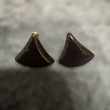 블랙 삼각형 클립 귀찌