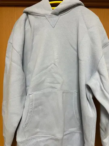 라이트 그레이 후드티와 스웨트 팬츠 세트