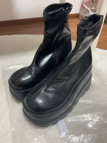 블랙 통굽 부츠 지퍼 포함