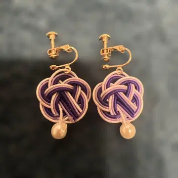 보라색과 핑크색 매듭 디자인 귀찌