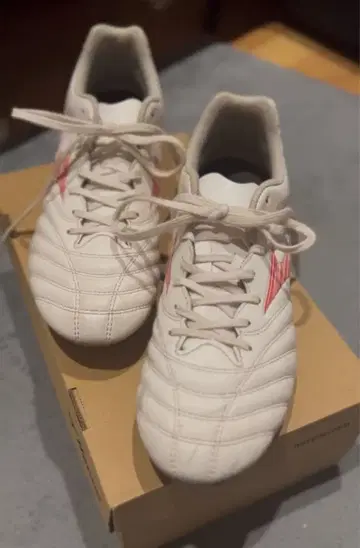 미즈노 모나르시다 화이트/레드 축구화