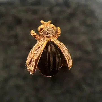비즈 장식 곤충형 브로치