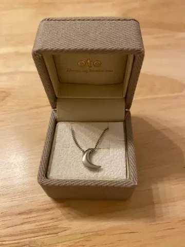 ete 크레센트 문 목걸이 실버