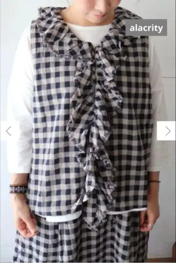 alacrity 깅엄 체크 프릴 베스트 베이지