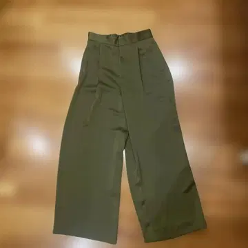 23구 올리브 그린 와이드 팬츠 새틴풍