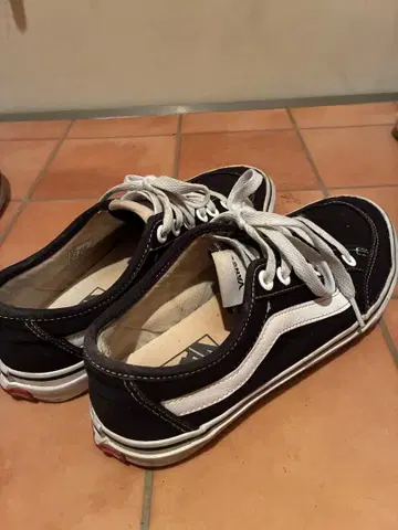 블랙/화이트 스니커즈