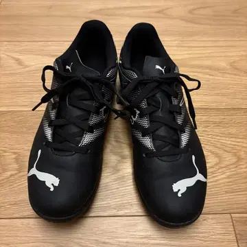 새상품급 PUMA 트레이닝 슈즈 풋살 블랙/화이트 24cm
