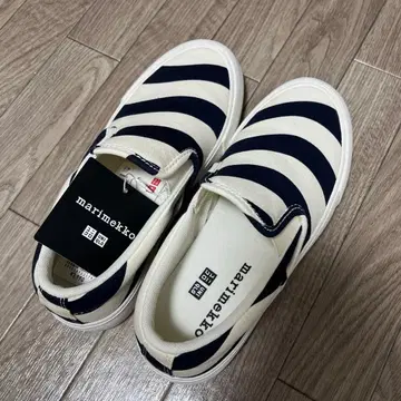 새상품 미사용품 UNIQLO 마리메꼬 슬립온