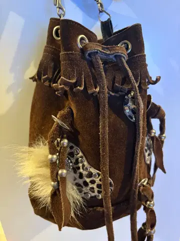 브라운 스웨이드 복조리형 숄더백