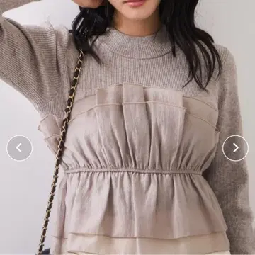 프릴이 달린 베이지 니트탑