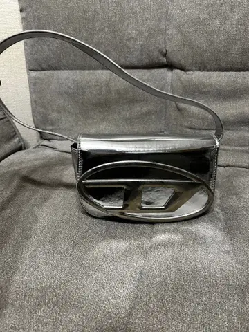 메탈릭 실버 크로스 바디백