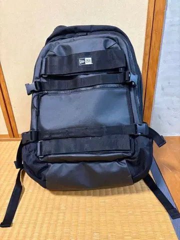 NEW ERA 블랙 백팩