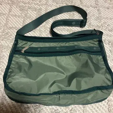 새상품급 레스포 숄더 카키색이 좋아요. 짐이 많이 들어갑니다. 지퍼 6곳