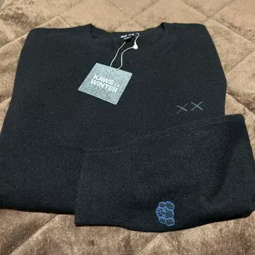 유니클로 캐시미어 크루넥 KAWS 콜라보 블랙 M