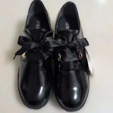 리본 포함 블랙 캐주얼 슈즈