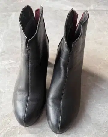 블랙 가죽 중간 힐 부츠 (와인 레드 악센트)