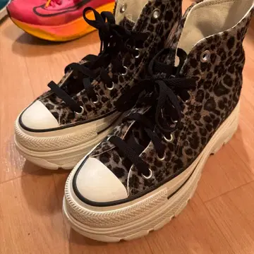 컨버스 스니커즈 올스타 트랙 웨이브 애니멀 퍼 HI