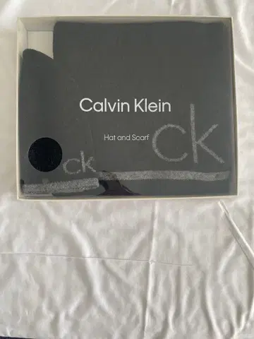 Calvin Klein 블랙 니트 모자와 머플러 박스 세트