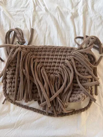 프린지 장식 베이지 숄더백 해외 걸