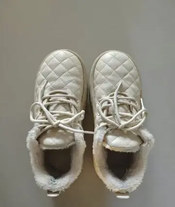 화이트 퀼팅 부츠