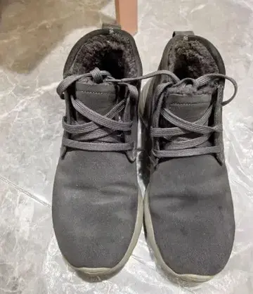 퍼가 달린 그레이 등산화