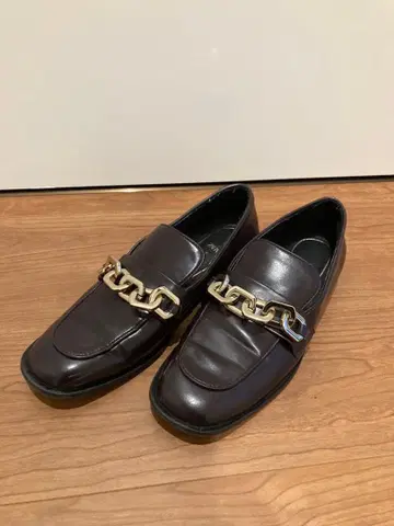ZARA 다크 브라운 체인 장식 로퍼