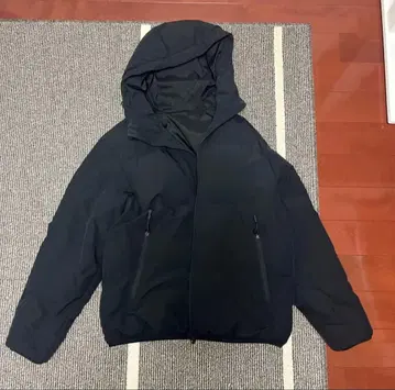 블랙 후드 부착 다운 자켓