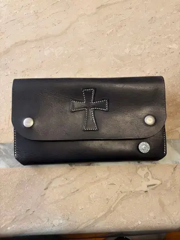 블랙 가죽 크로스 모티브 클러치