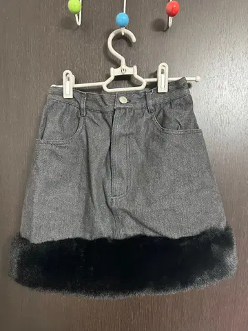 퍼 달린 미니 스커트