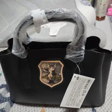 블랙 합성 피혁 숄더백 로고 포함