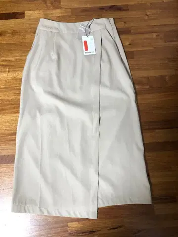 moment + 베이지 타이트 스커트