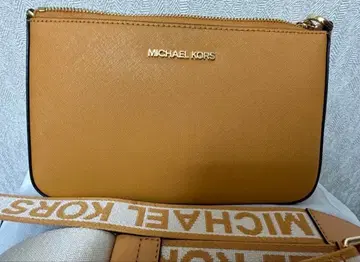 미사용 새상품 마이클코어스 크로스바디