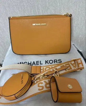 미사용 새상품 마이클코어스 크로스바디