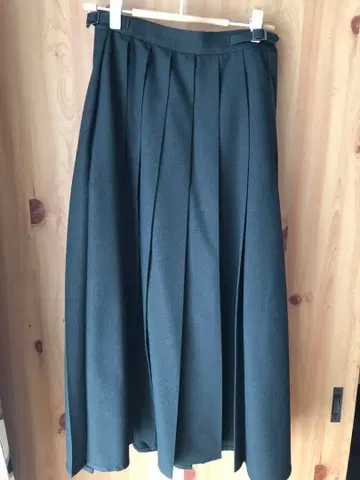 다크 그레이 플리츠 롱 스커트