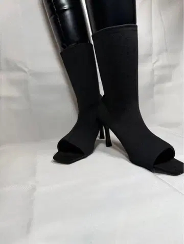 [ 새상품급 ] ZARA 블랙 오픈토 삭스 부츠