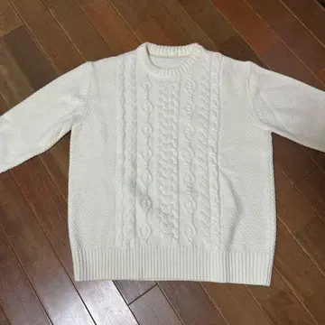 화이트 케이블 니트 크루넥 스웨터