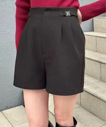 참 장식 턱 숏팬츠 chico