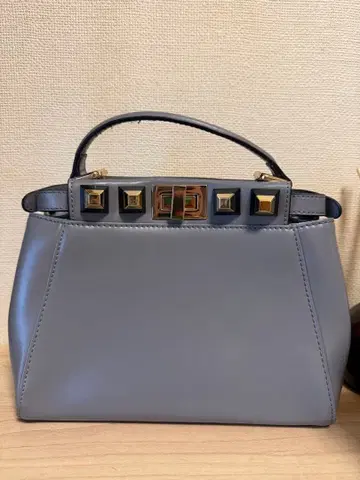 스터드 장식 그레이 핸드백