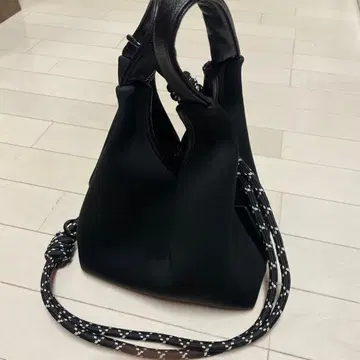 누에르 크로스백 블랙