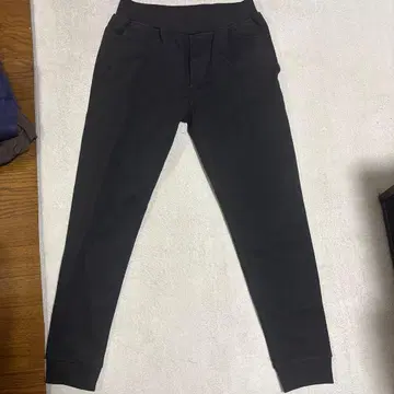 블랙 조거 팬츠 백 포켓 부착