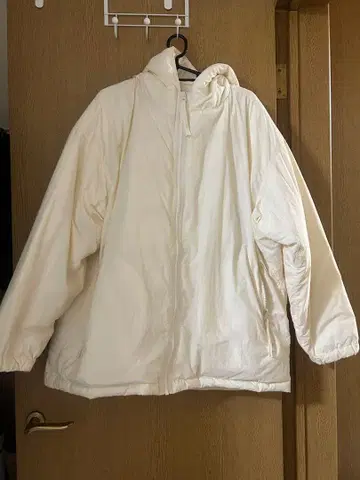 화이트 후드 부착 오버 사이즈 다운 자켓