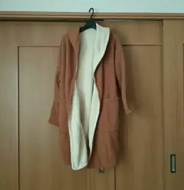 아줄바이마우지 플리스 후드 부착 롱 코트 브라운