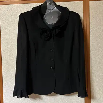 프릴 달린 블랙 자켓