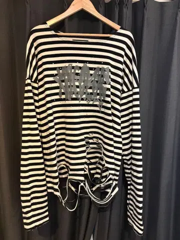 grancy 올 패턴 큐빅 그래픽 롱T 보더