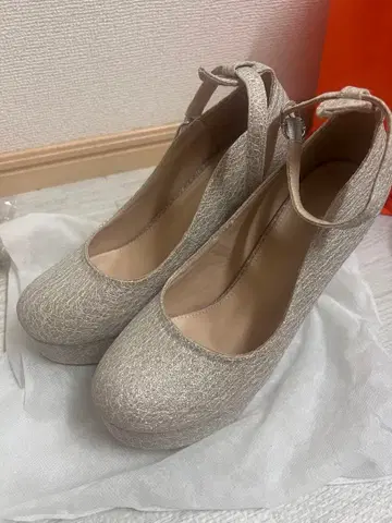 반짝이는 스트랩 힐 펌프스