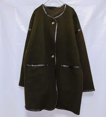 다크 브라운 플리스풍 롱 코트 파이핑 코트 노카라